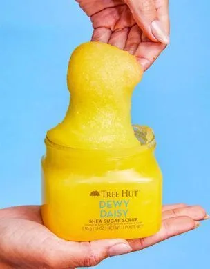 Tree Hut Dewy Daisy Sugar Scrub – скраб для тіла з ароматом полуниці, ромашки та амбри 510 г