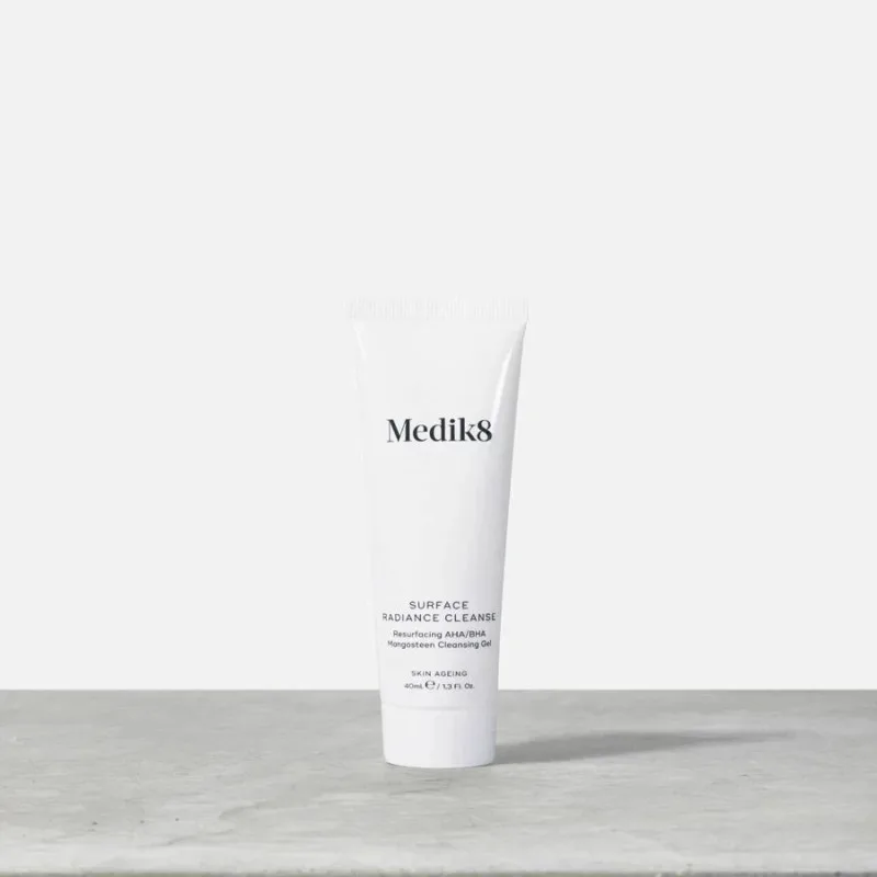 Очищаючий гель з AHA-кислотами та екстрактом мангомстана Surface Radiance Cleanse Medik8, 40 мл