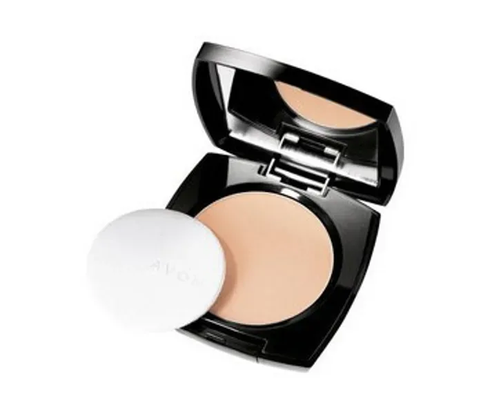 Матуюча компактна пудра для обличчя з дзеркалом і спонжіком Pink Fair True AVON бежева Натуральна